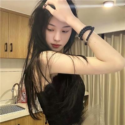 她的双眼背后